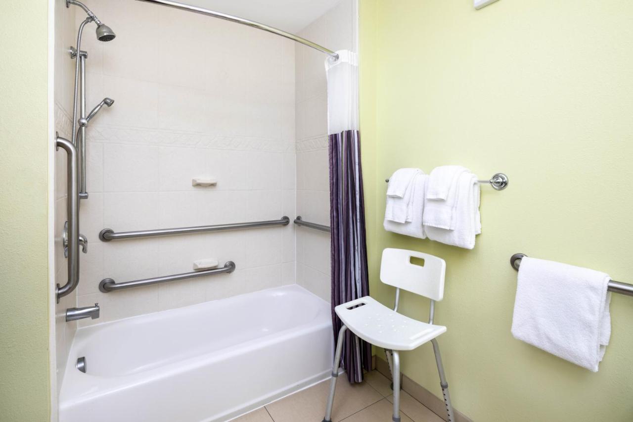 King Room with Mobility/Hearing Impaired Access - Non-Smoking at La Quinta Inn & Suites by Wyndham Hinesville - Fort Stewart