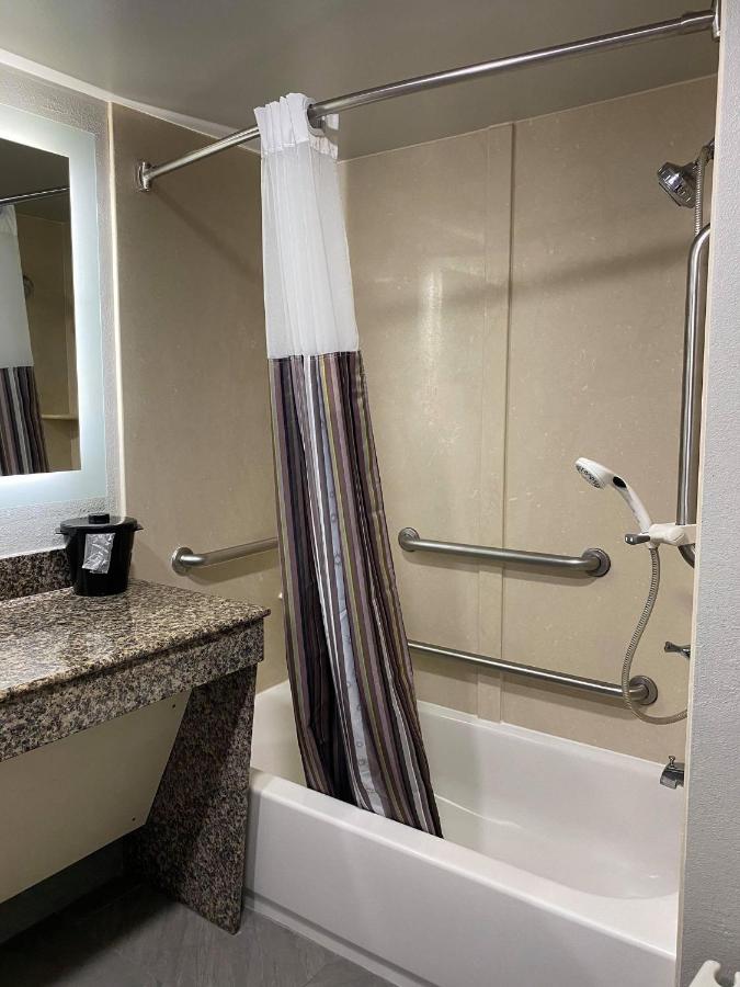 Queen Room with Two Queen Beds - Mobility Access at La Quinta Inn & Suites by Wyndham Clarksville