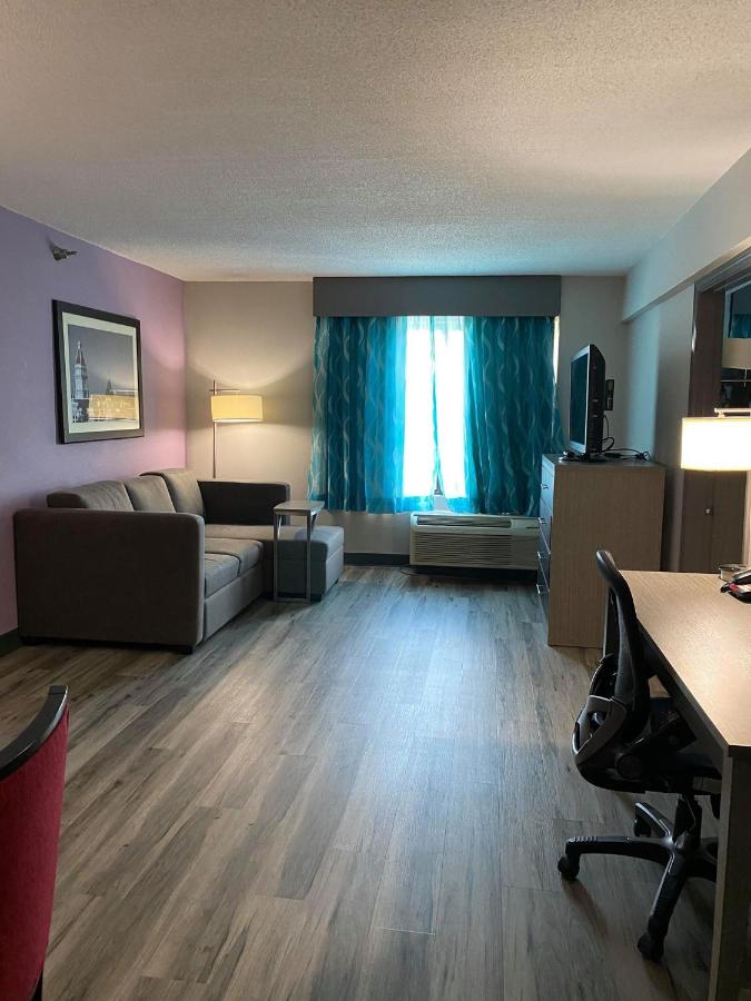 Deluxe Executive King Suite at La Quinta Inn & Suites by Wyndham Clarksville