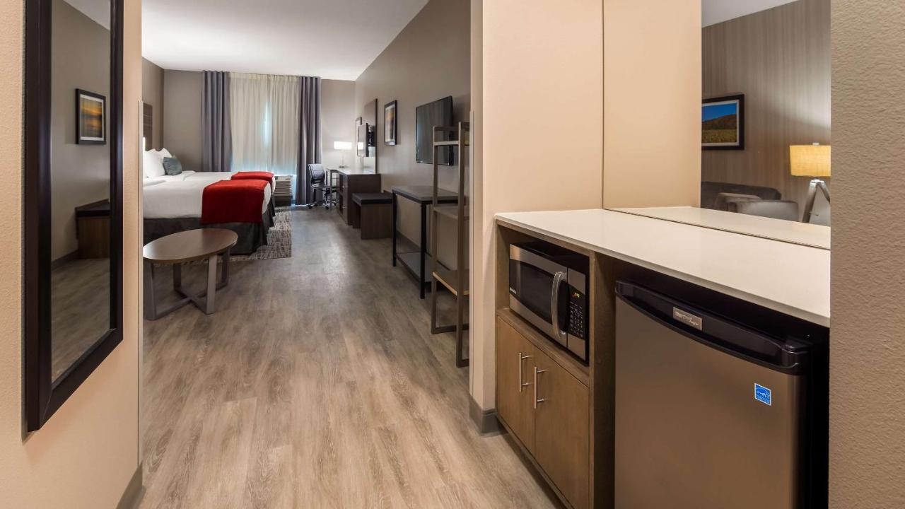 Queen Suite with Two Queen Beds and Bath Tub - Disability Access at Best Western Plus LaCrescent / LaCrosse