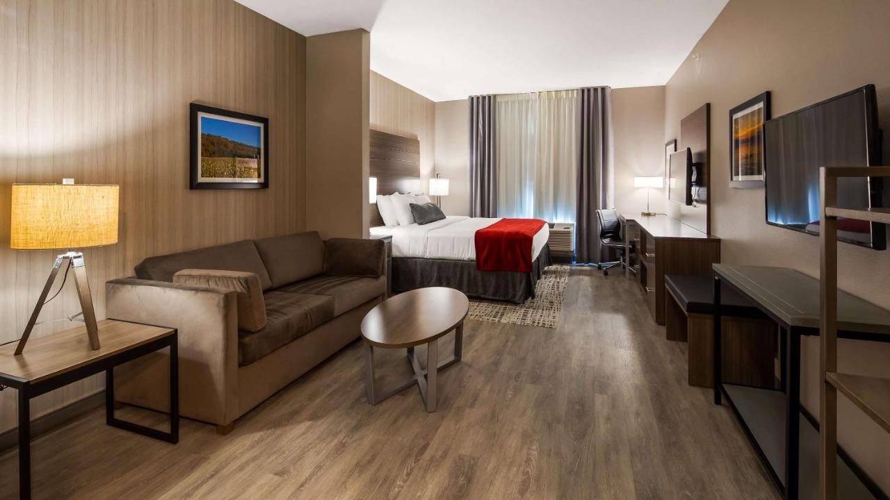 King Suite with Country View at Best Western Plus LaCrescent / LaCrosse