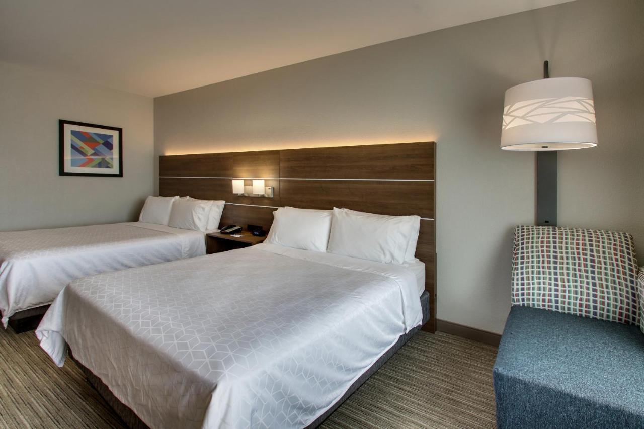 Queen Room with Two Queen Beds at Holiday Inn Express & Suites Waukegan by IHG