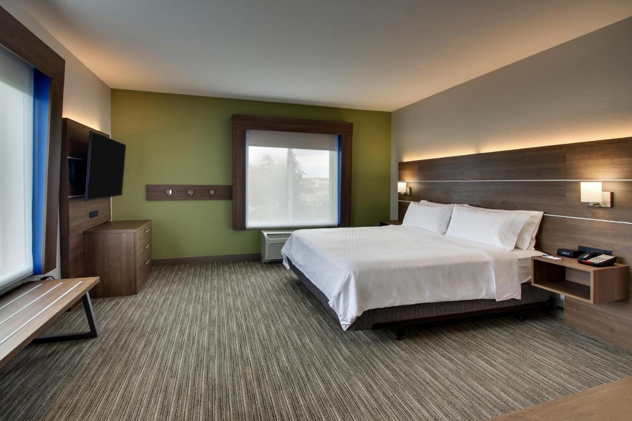 King Room - Hearing Accessible - Roll-in Shower at Holiday Inn Express & Suites Waukegan by IHG
