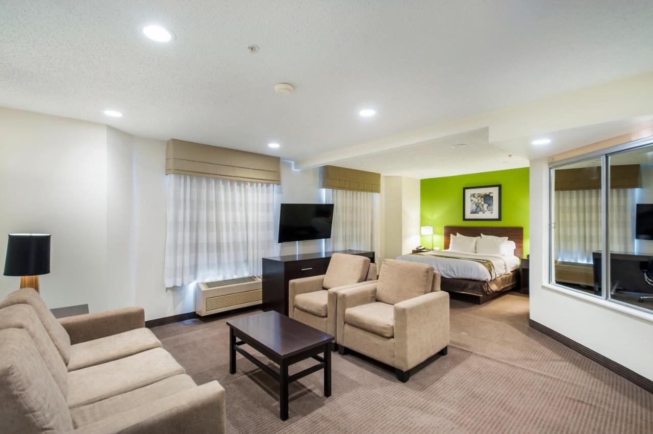 Efficiency Queen Suite with Whirlpool - Non-Smoking at Quality Inn Grasonville near Kent Island