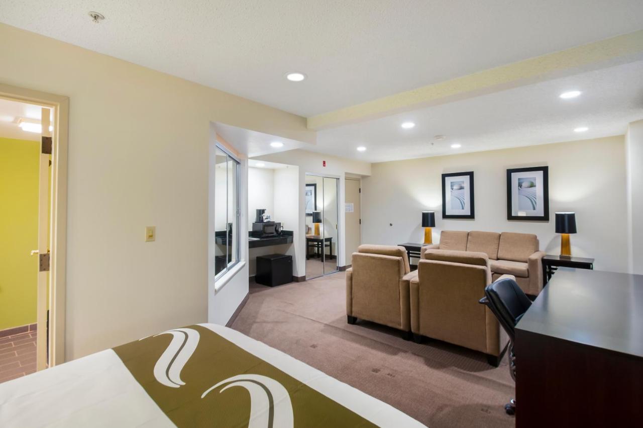 Efficiency Queen Suite with Whirlpool - Non-Smoking at Quality Inn Grasonville near Kent Island