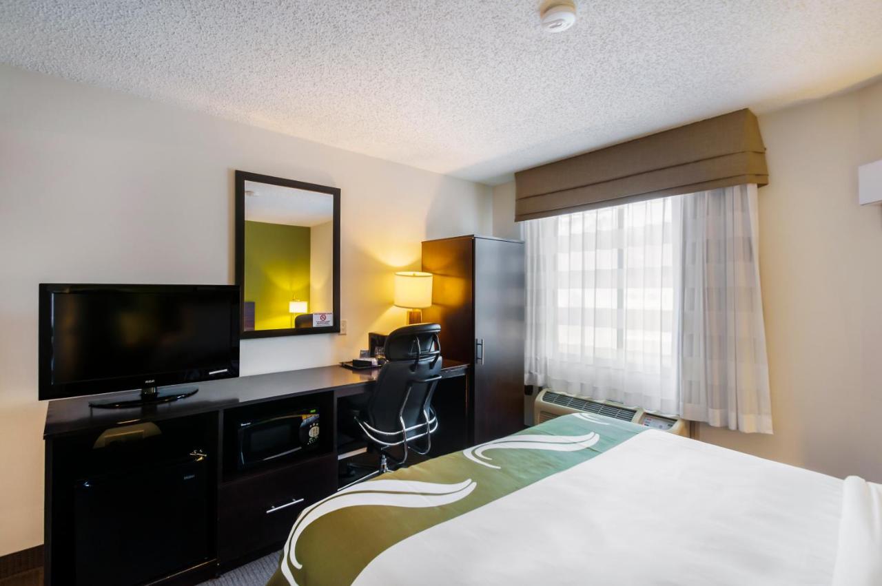 King Queen - Disability Access/Non-Smoking at Quality Inn Grasonville near Kent Island