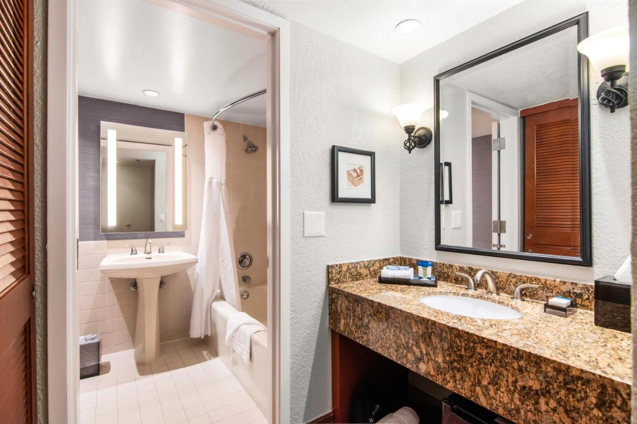 Deluxe King Room at Miami Lakes Hotel