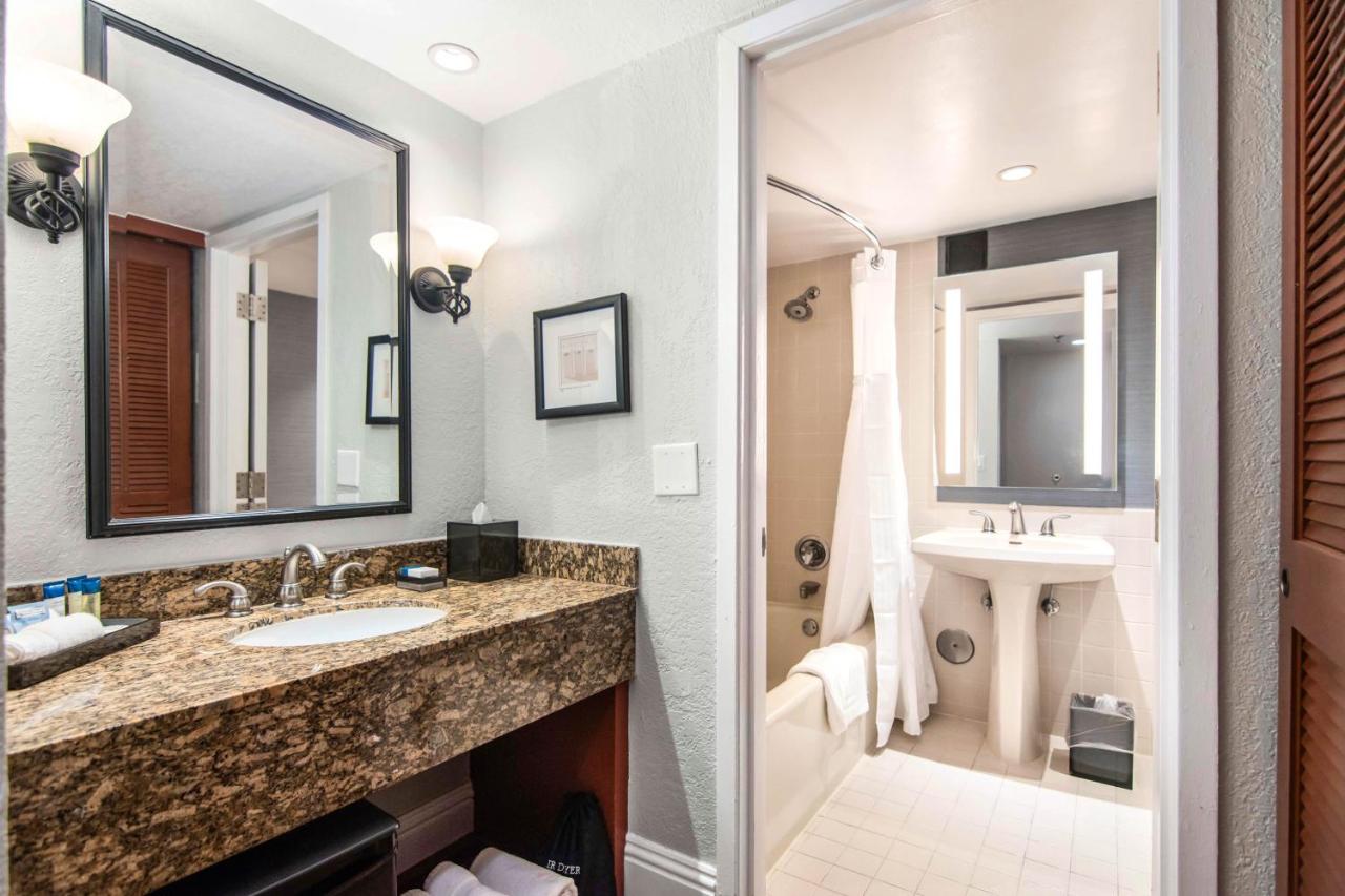 Deluxe Double Room at Miami Lakes Hotel