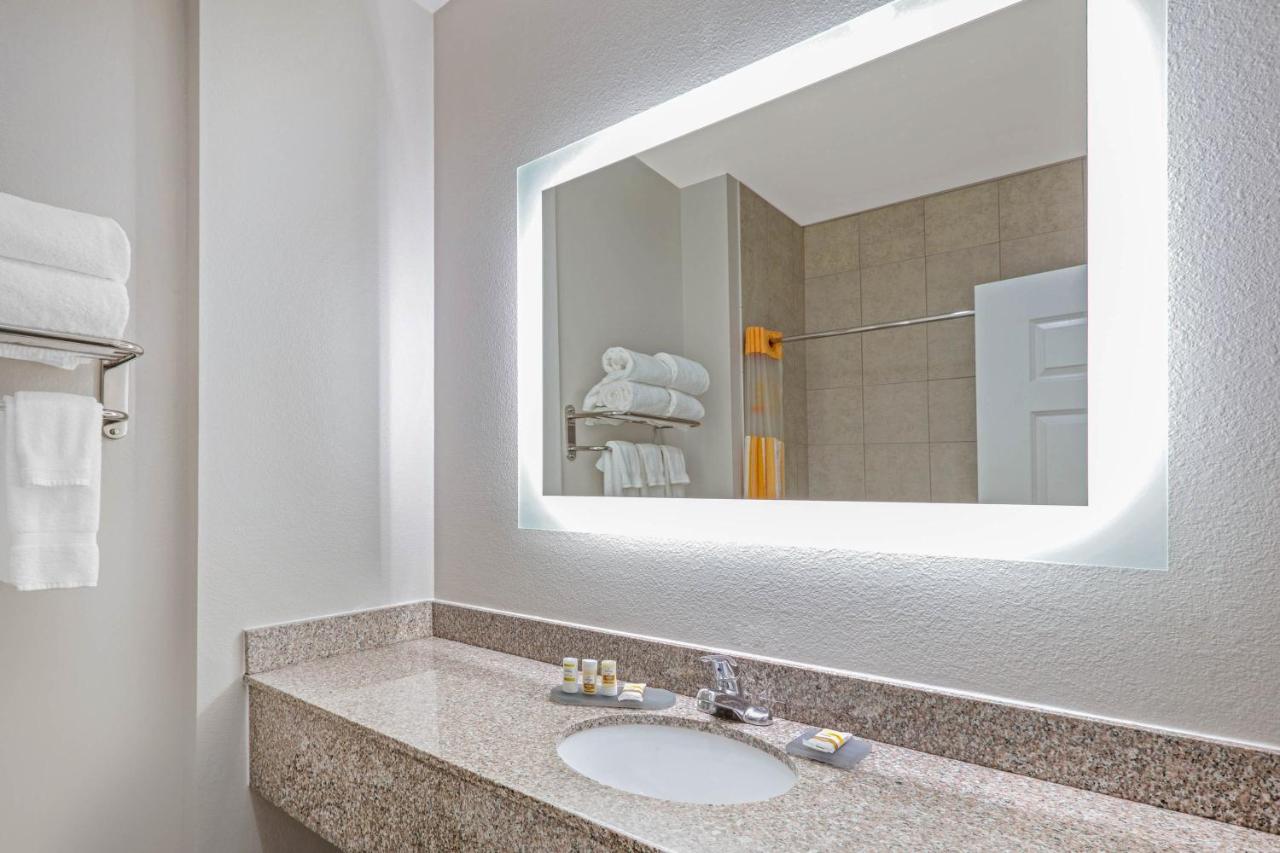 King Room - Non-Smoking at La Quinta Inn & Suites by Wyndham Sulphur Springs