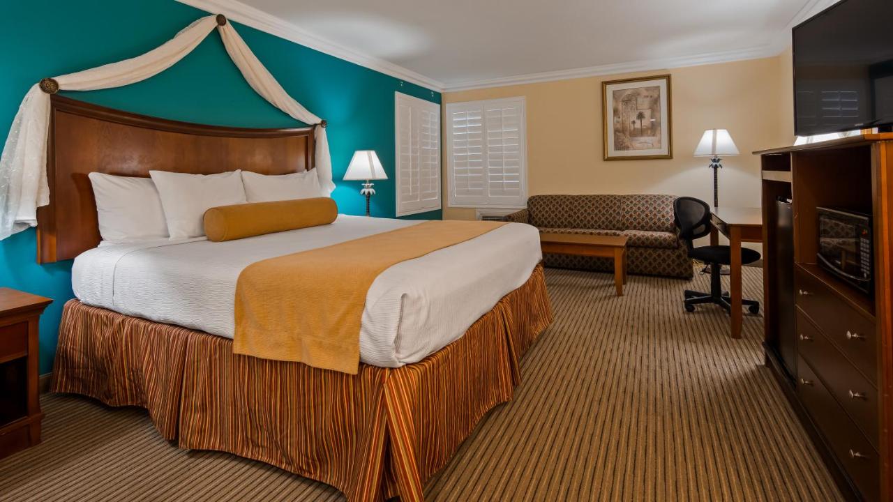King Room with Harbour View at Best Western Harbour Inn & Suites Huntington - Sunset Beach