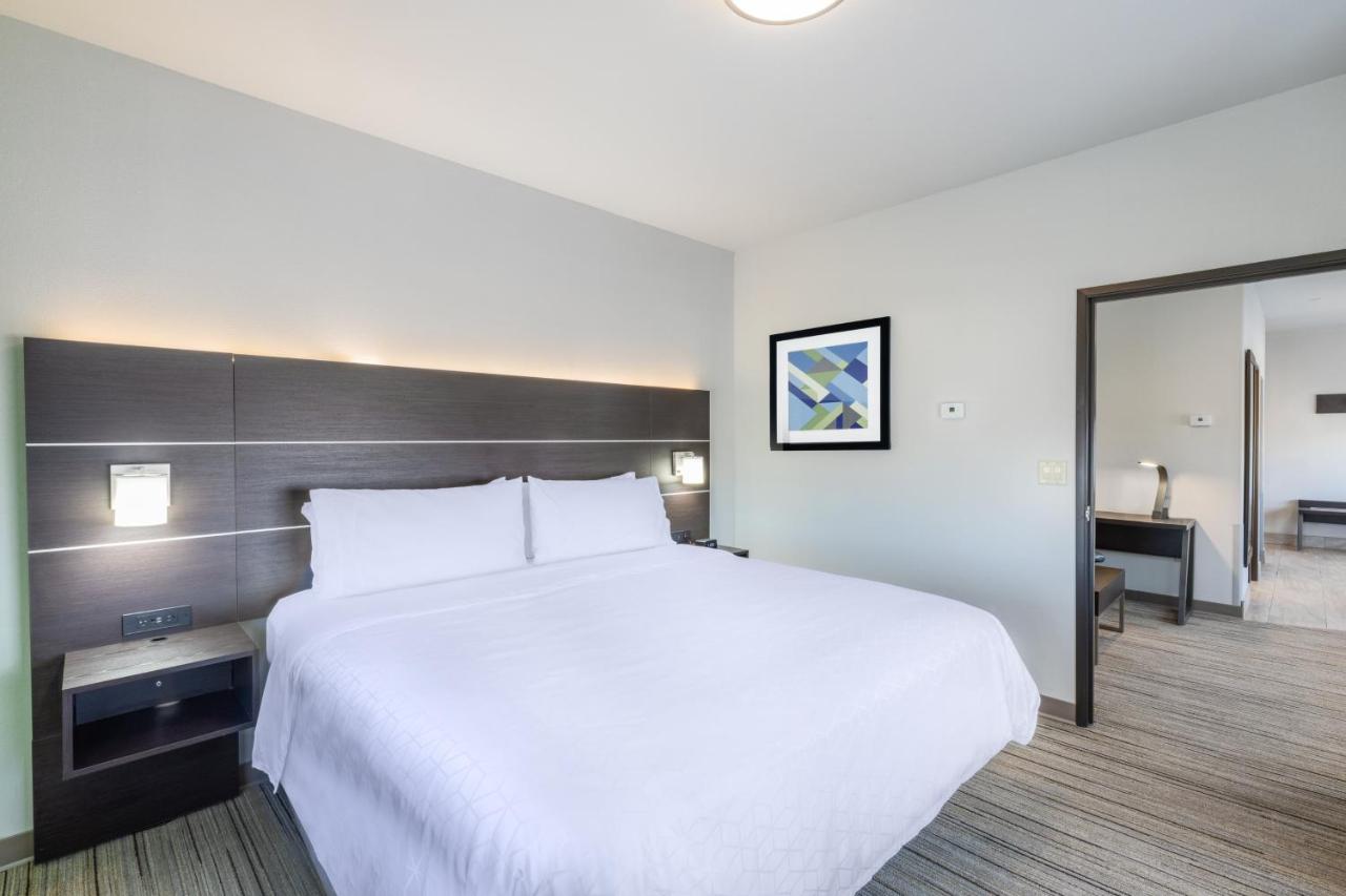 Deluxe King Suite at Holiday Inn Express Hotel & Suites GUYMON by IHG