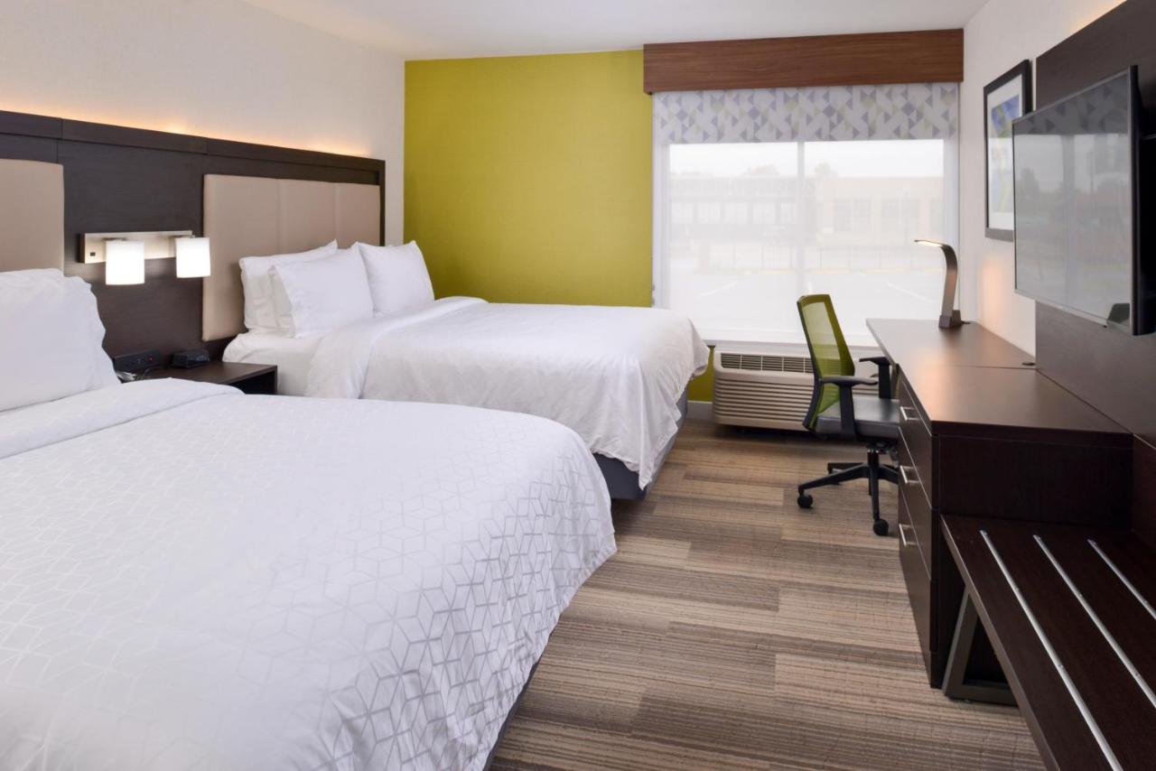 Twin Room with Hearing Accessible Roll-In Shower - Non-Smoking at Holiday Inn Express & Suites Shreveport - Downtown by IHG