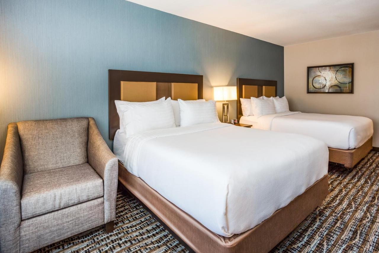 Deluxe King Room - Mobility Access Roll in Shower/Non-Smoking at Holiday Inn South Jordan - SLC South, an IHG Hotel