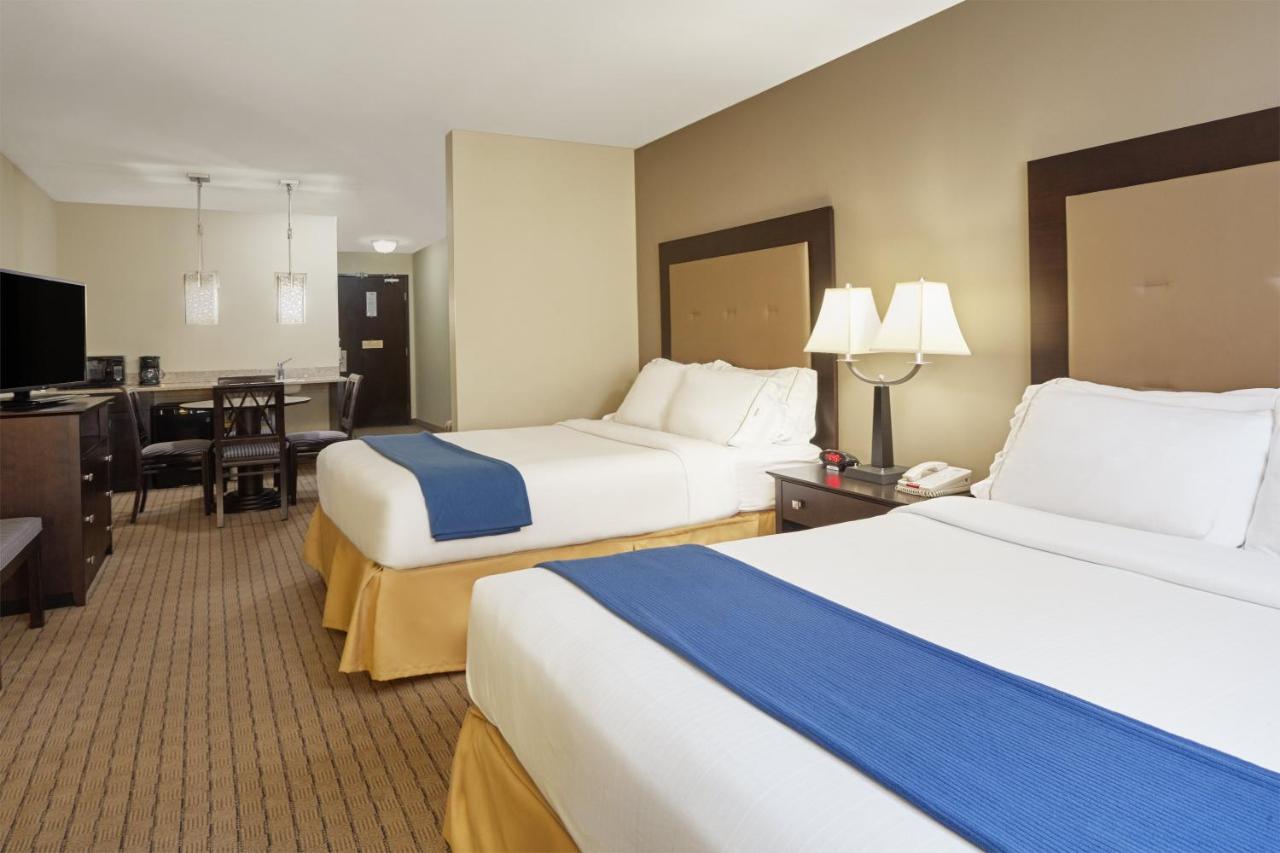 Deluxe Twin Room - Hearing Accessible at Holiday Inn Express Hotel & Suites Madison-Verona by IHG