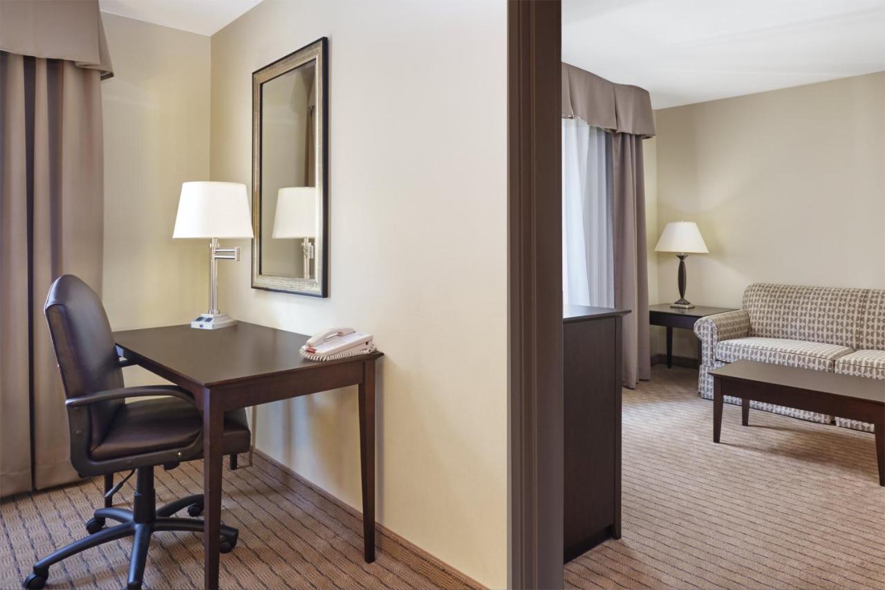 Deluxe Twin Room - Hearing Accessible at Holiday Inn Express Hotel & Suites Madison-Verona by IHG