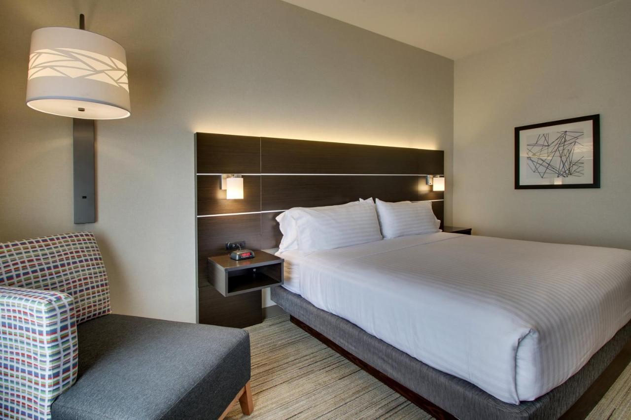 King Room - Hearing Accessible - Roll-in Shower at Holiday Inn Express & Suites Morris by IHG