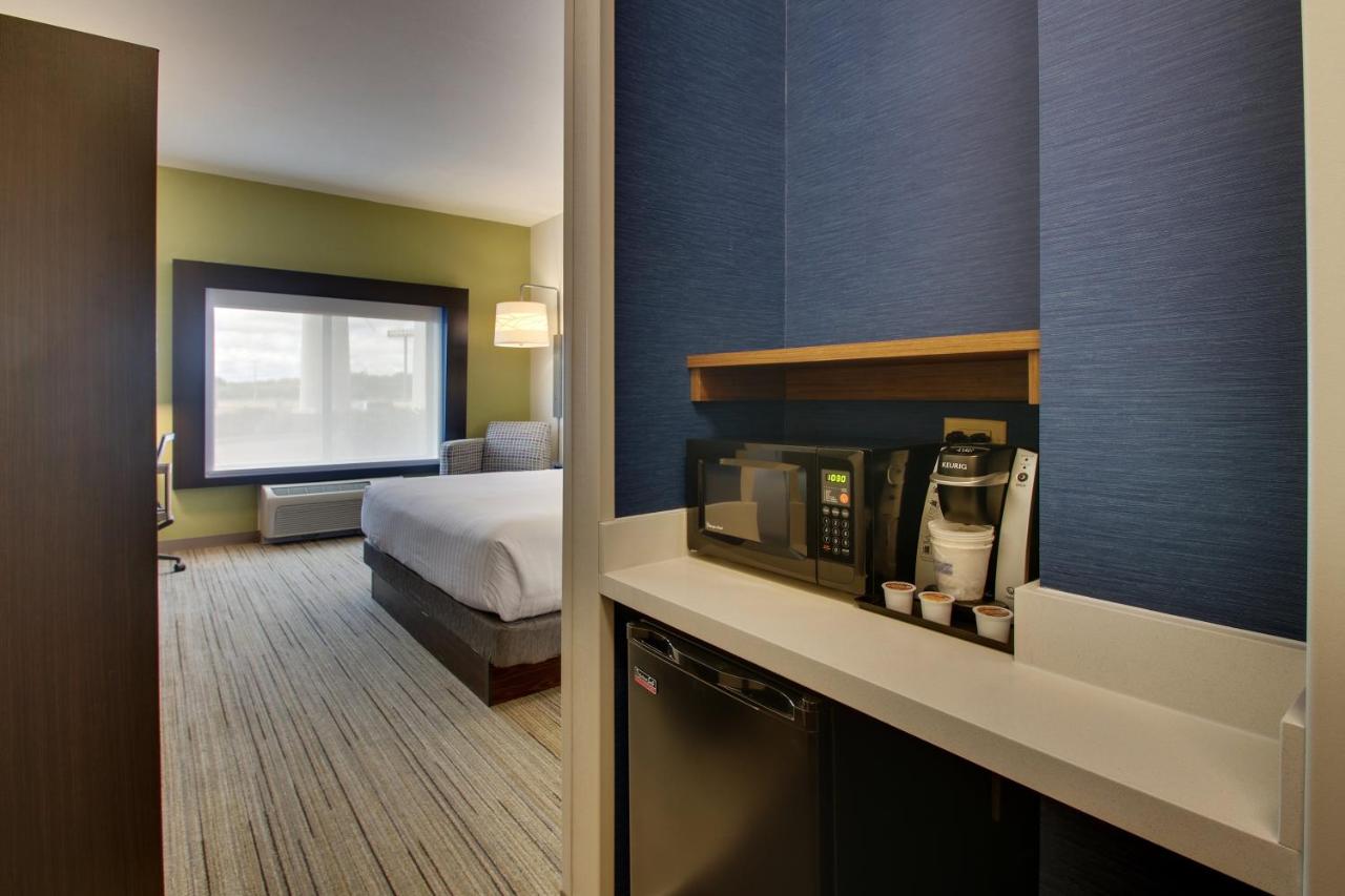King Room - Hearing Accessible - Roll-in Shower at Holiday Inn Express & Suites Morris by IHG