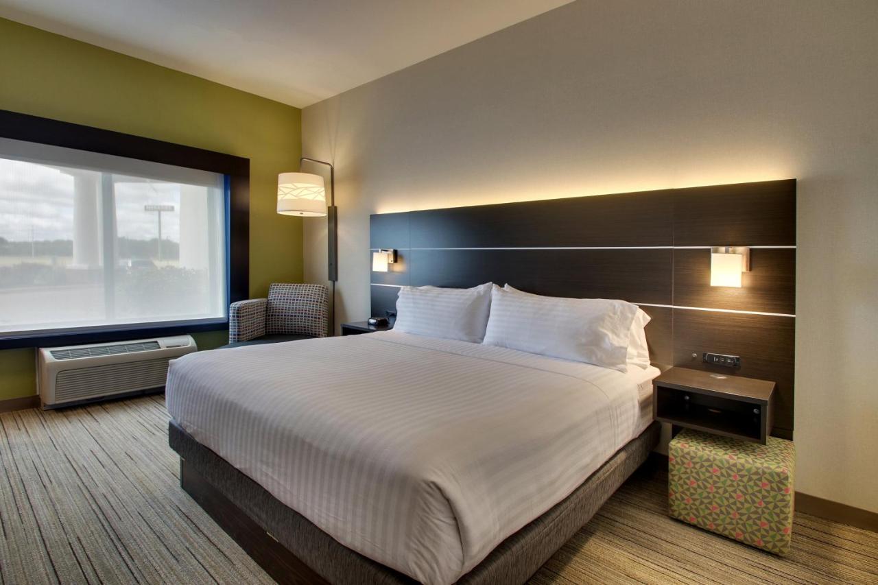 King Room - Hearing Accessible - Roll-in Shower at Holiday Inn Express & Suites Morris by IHG