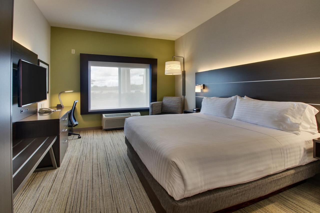 King Room - Hearing Accessible - Roll-in Shower at Holiday Inn Express & Suites Morris by IHG