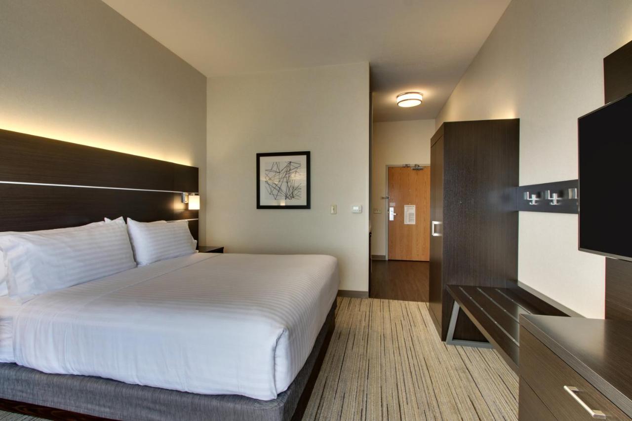 King Room - Hearing Accessible - Roll-in Shower at Holiday Inn Express & Suites Morris by IHG