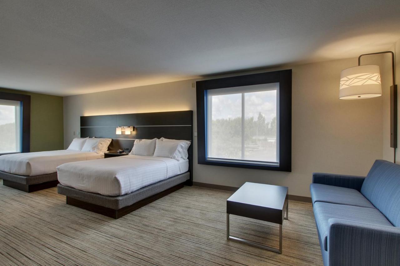 Deluxe Twin Room - Hearing Accessible at Holiday Inn Express & Suites Morris by IHG