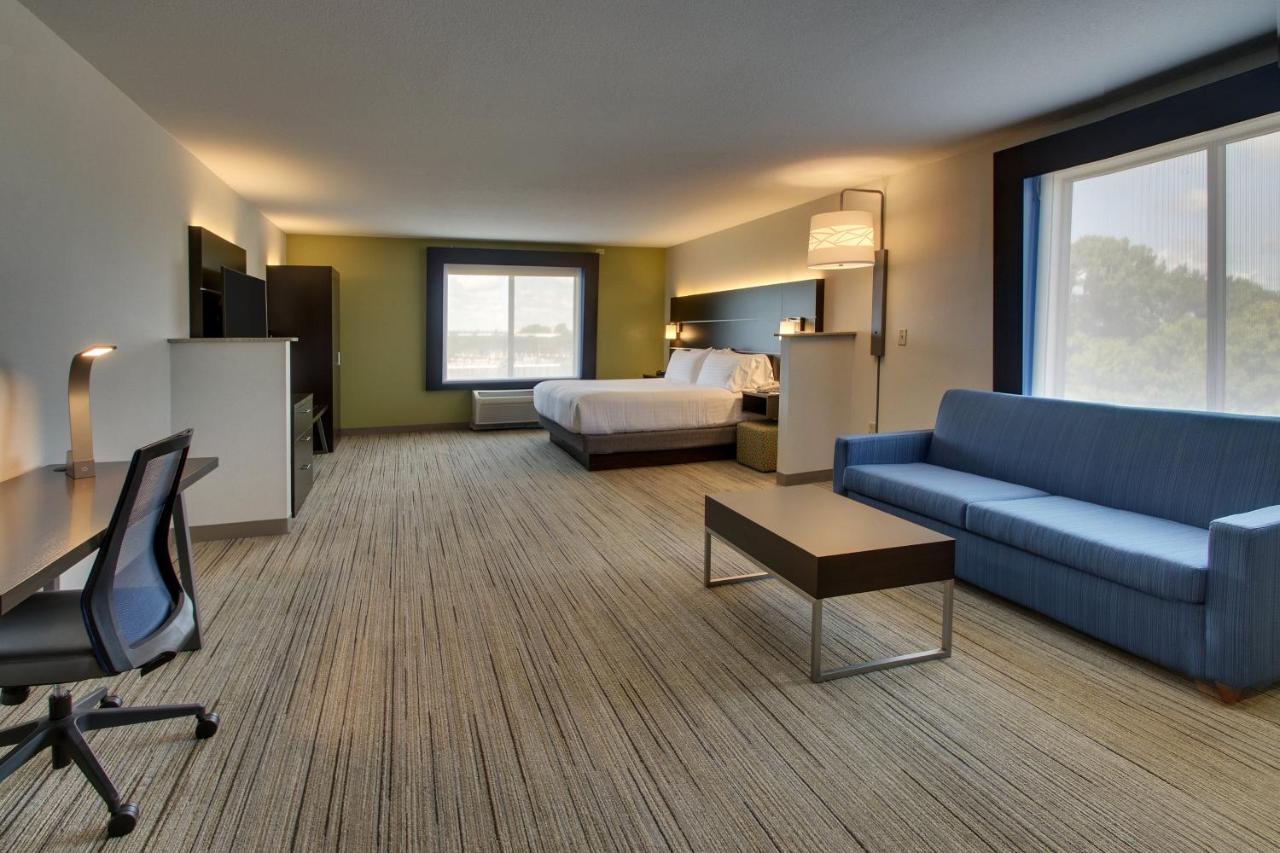 Deluxe King Room - Hearing Accessible  at Holiday Inn Express & Suites Morris by IHG