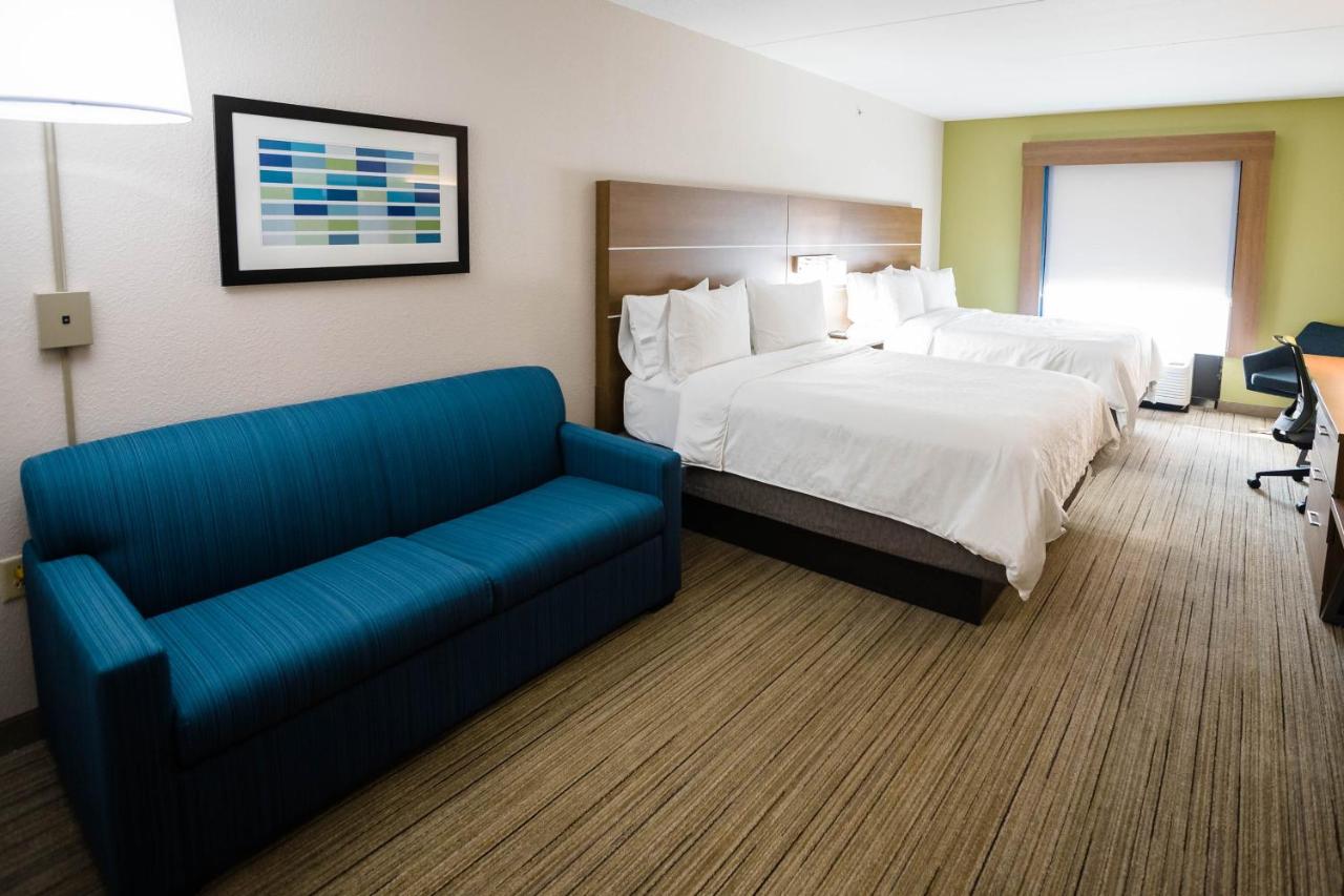 2 Queen Suite with Pullout Sofa at Holiday Inn Express & Suites Knoxville-Farragut by IHG