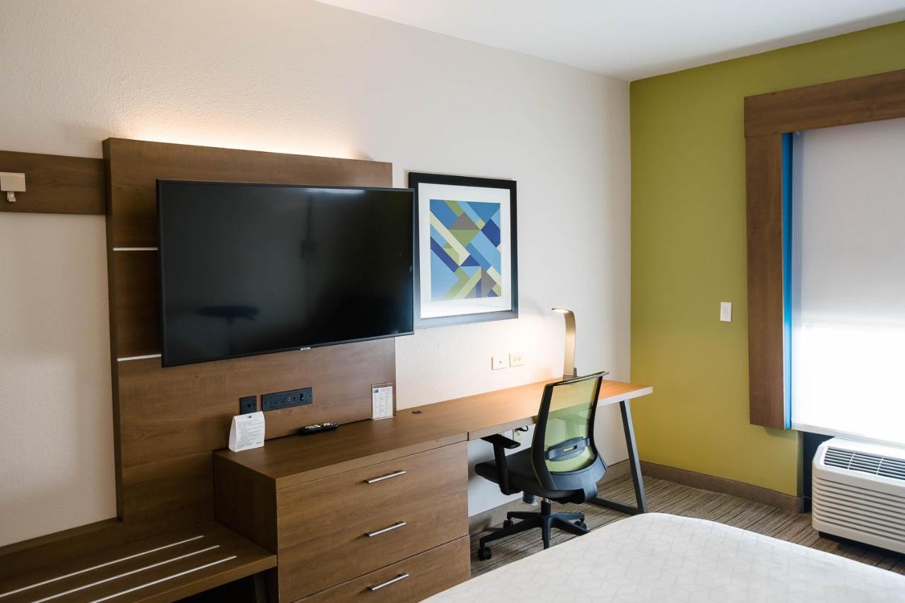 Queen Room with Two Queen Beds - Disability Access at Holiday Inn Express & Suites Knoxville-Farragut by IHG