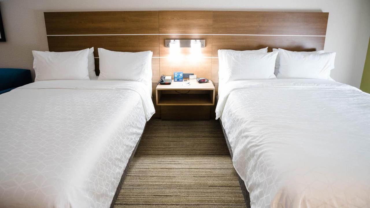2 Queen Suite with Pullout Sofa at Holiday Inn Express & Suites Knoxville-Farragut by IHG