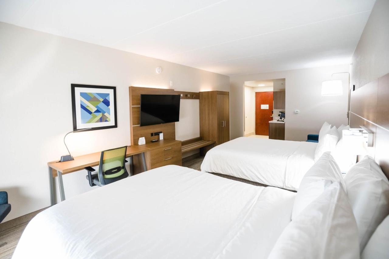 2 Queen Suite with Pullout Sofa at Holiday Inn Express & Suites Knoxville-Farragut by IHG