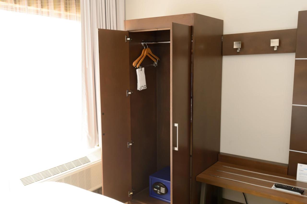 King Room - Disability Access/Non-Smoking at Holiday Inn Express Hillsborough by IHG