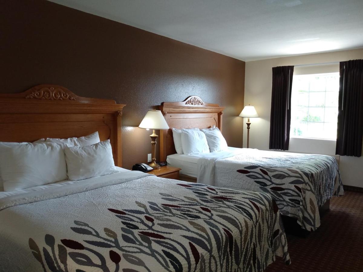 Queen Room with Two Queen Beds at Gazebo Inn