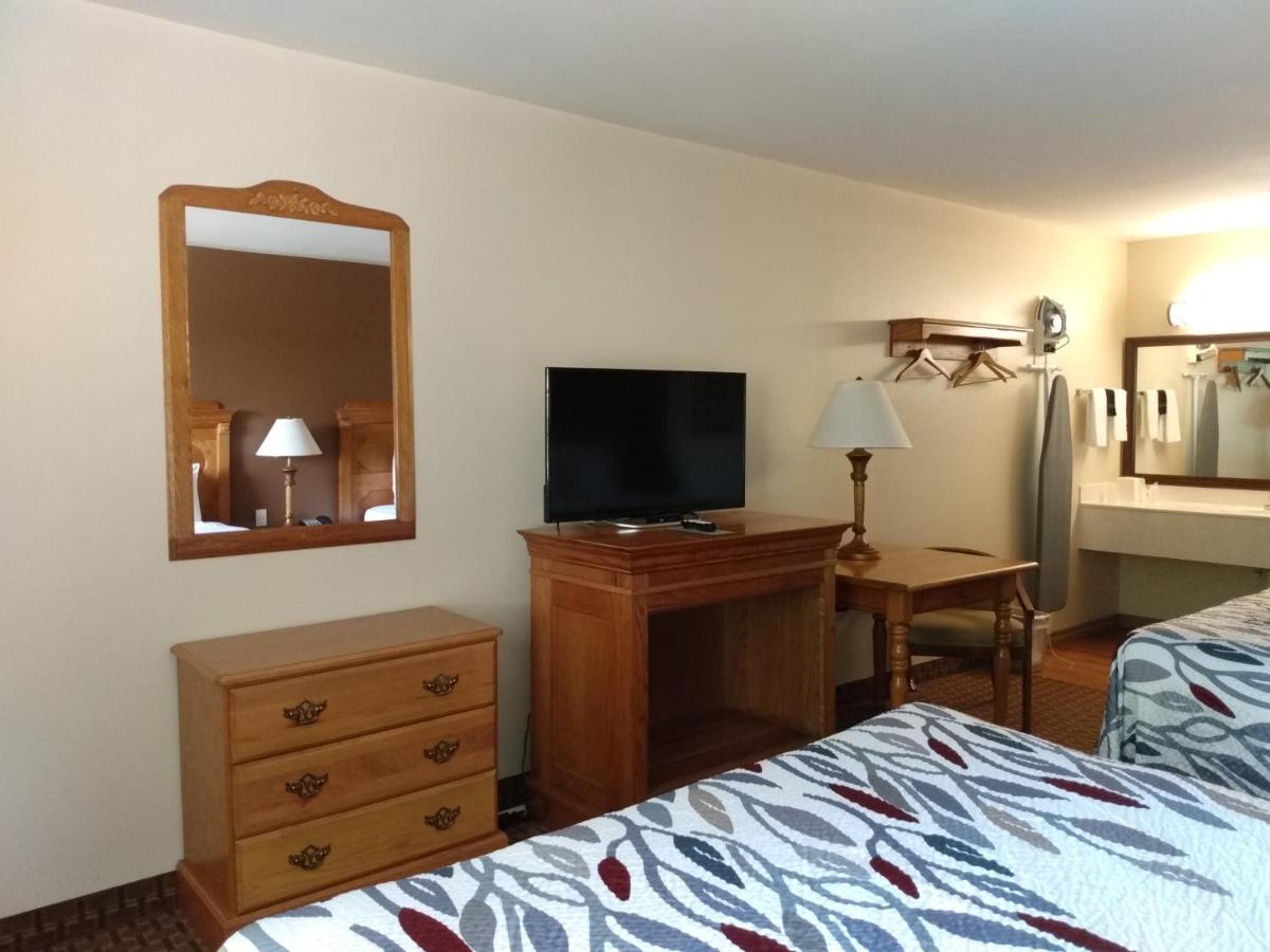 Queen Room with Two Queen Beds at Gazebo Inn