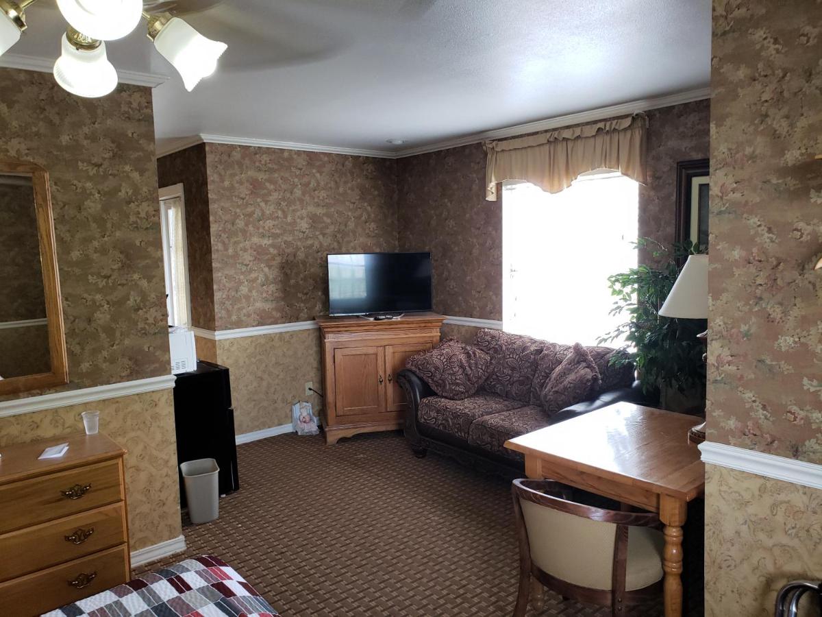 Deluxe Suite with Spa Bath at Gazebo Inn