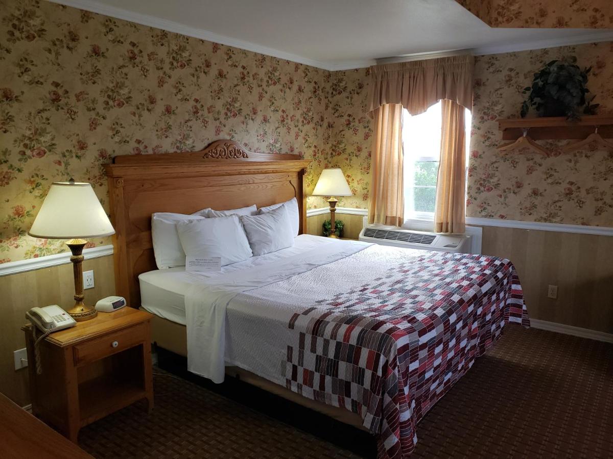 Deluxe Suite with Spa Bath at Gazebo Inn
