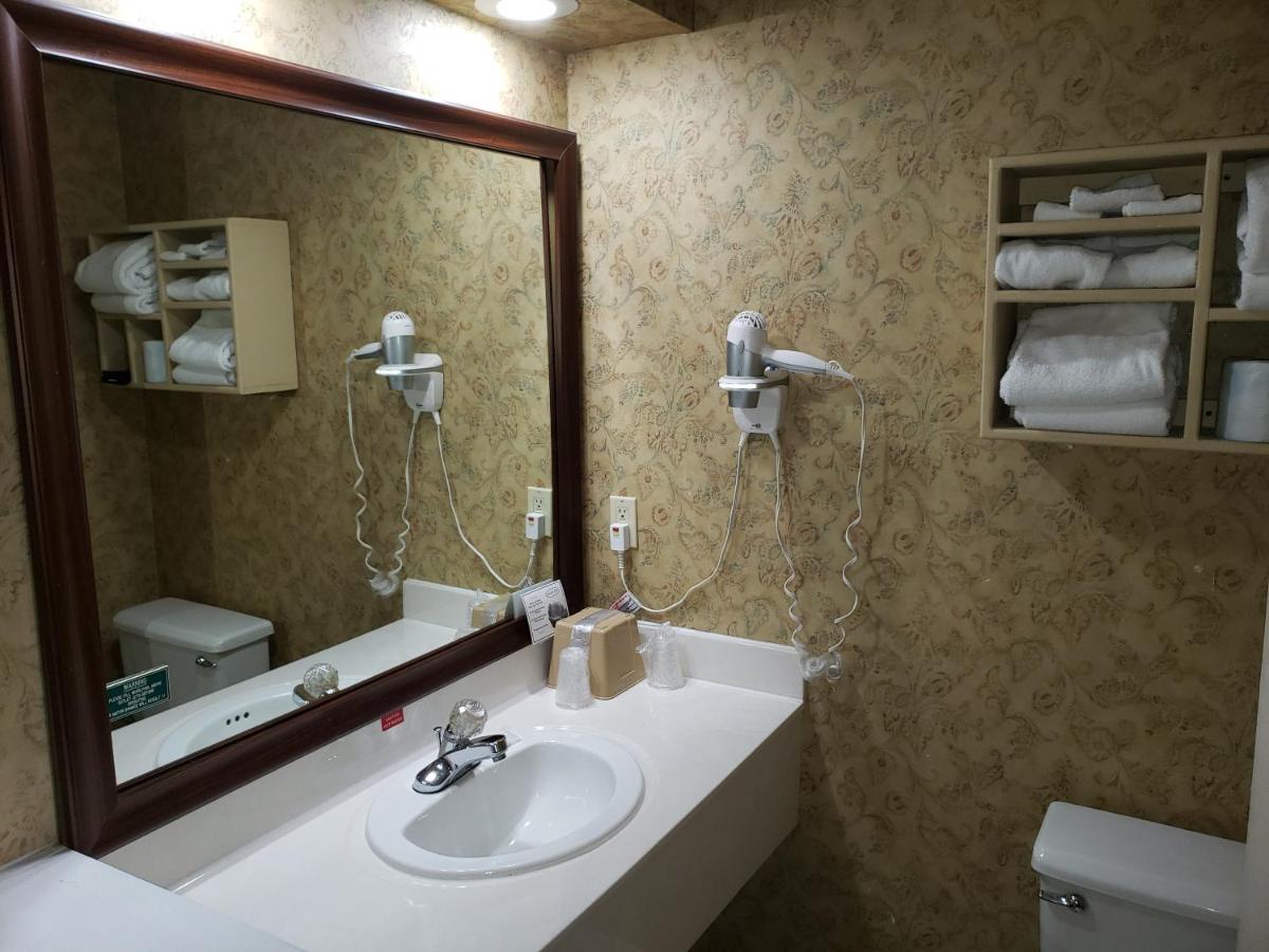 Deluxe Suite with Spa Bath at Gazebo Inn