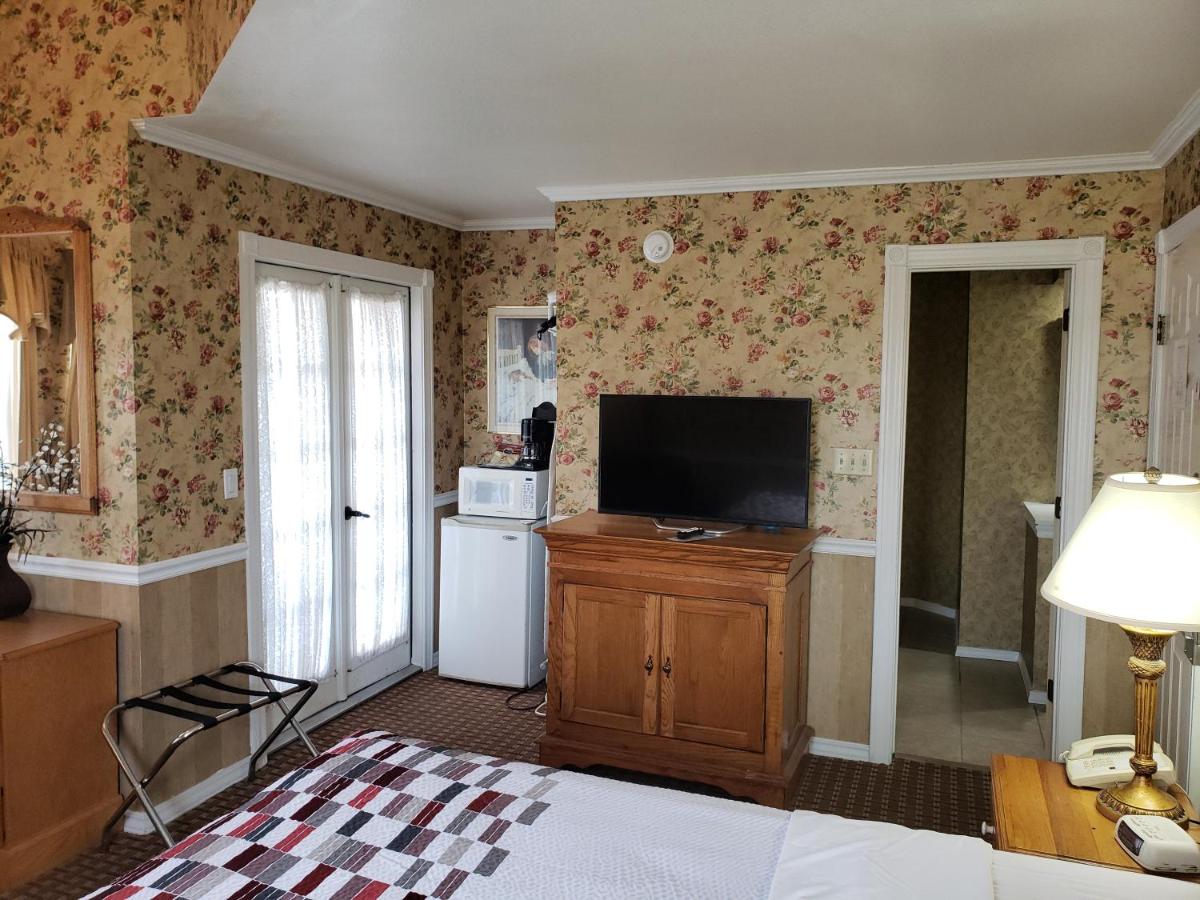 Deluxe Suite with Spa Bath at Gazebo Inn