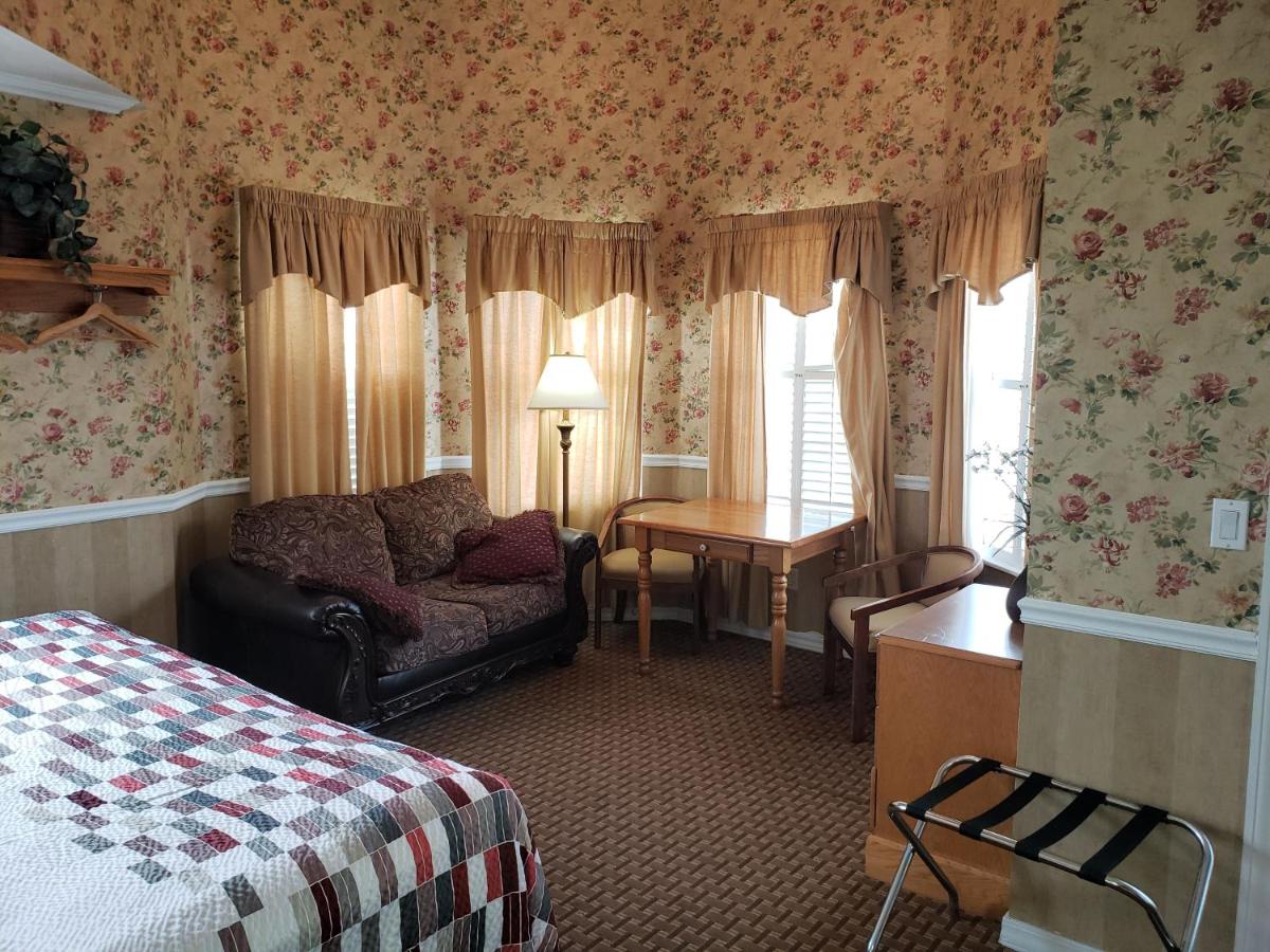 Deluxe Suite with Spa Bath at Gazebo Inn