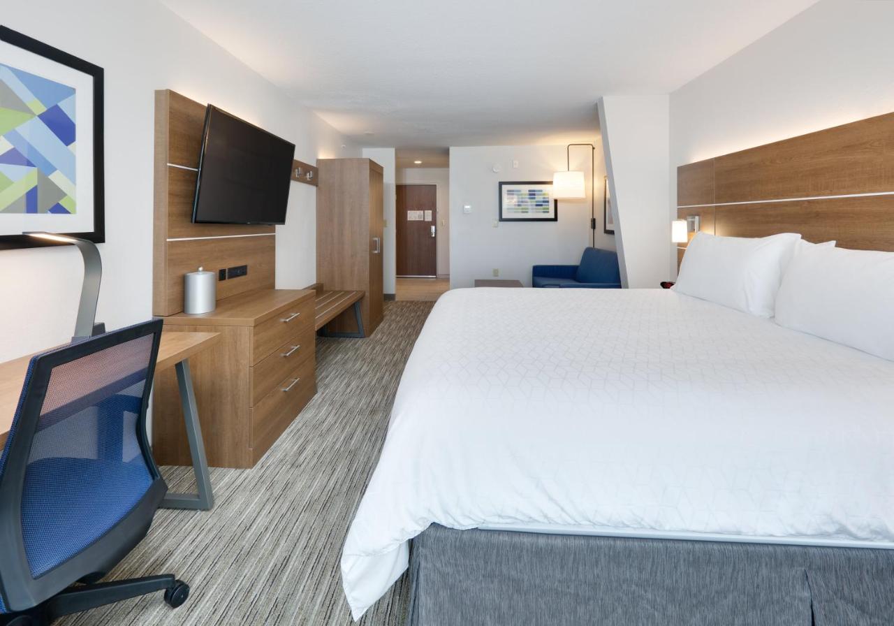 King Suite at Holiday Inn Express & Suites San Antonio NW near SeaWorld by IHG