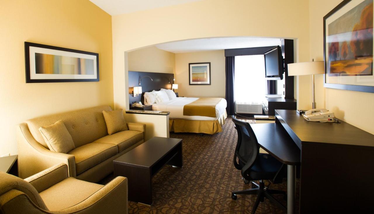 King Suite at Holiday Inn Express & Suites Topeka West I-70 Wanamaker by IHG