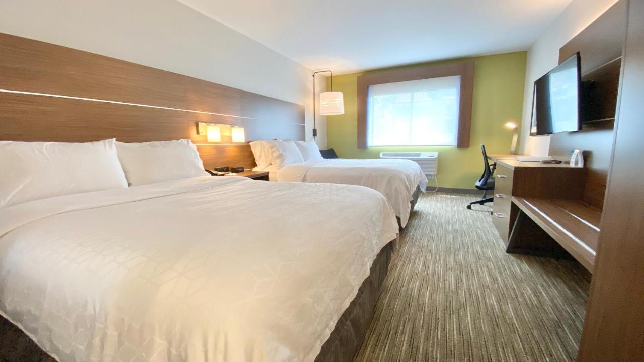 Deluxe Queen Room with Two Queen Beds at Holiday Inn Express Hotel & Suites Park City by IHG