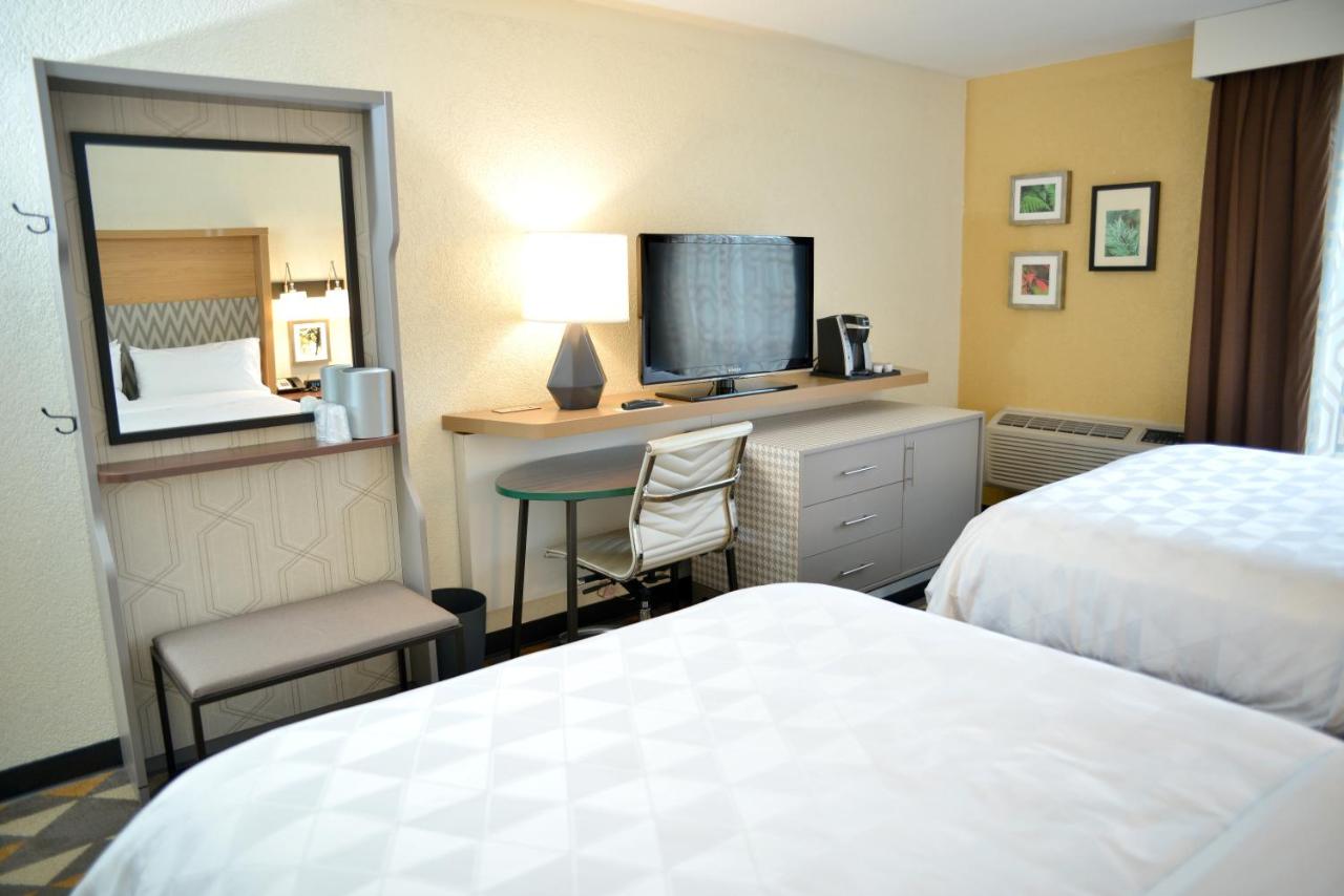 Standard Queen Room with Two Queen Beds at Holiday Inn Portland- I-5 S (Wilsonville) by IHG
