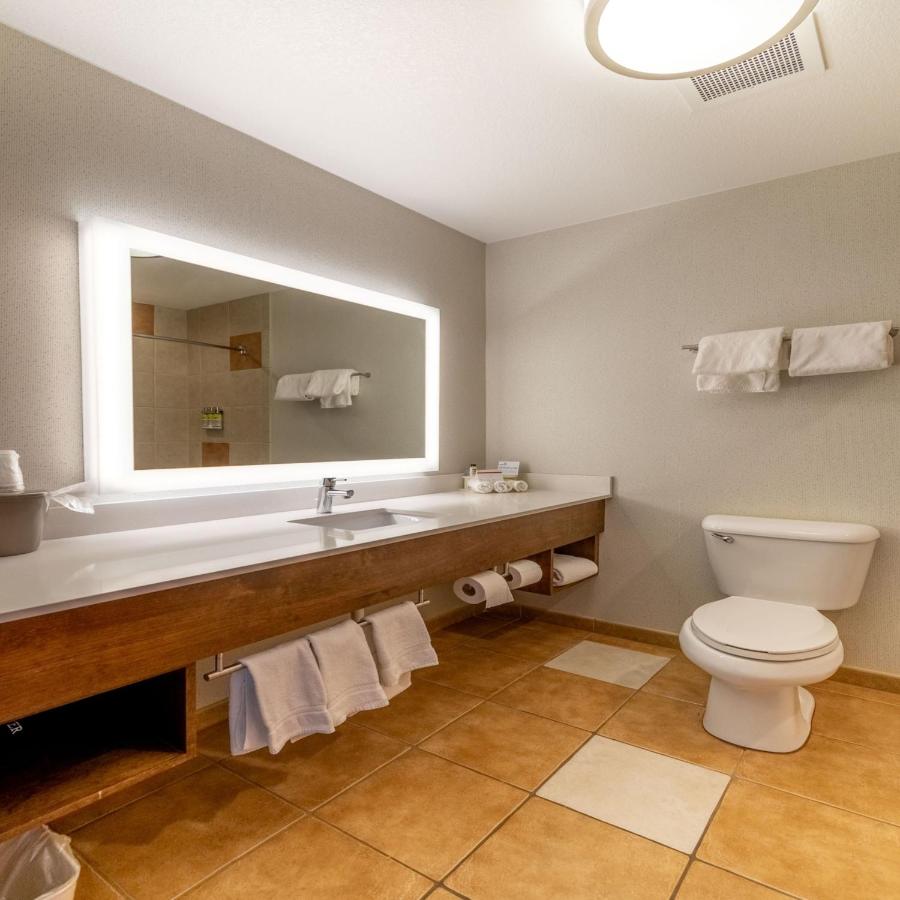 King Room at Holiday Inn Express Hotel & Suites Limon I-70 by IHG