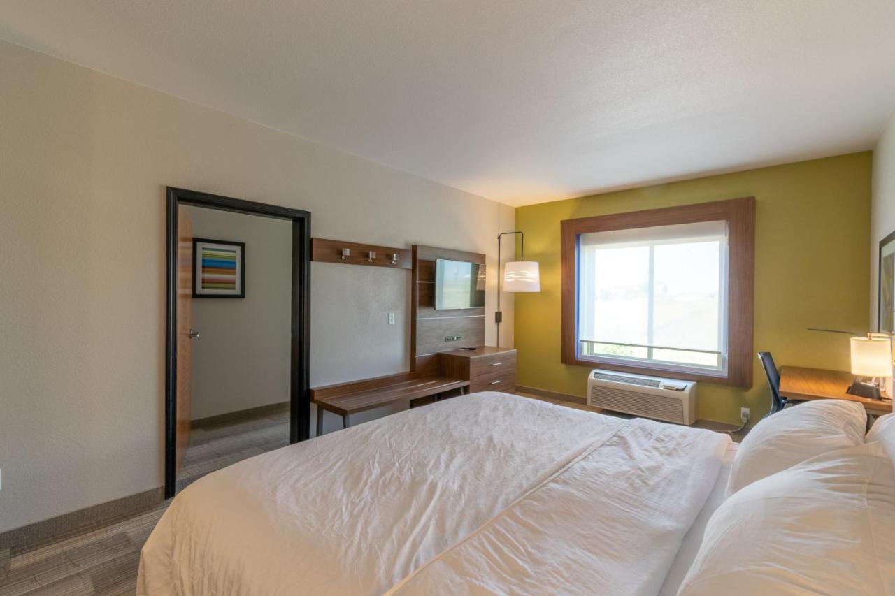 Family Suite at Holiday Inn Express Hotel & Suites Limon I-70 by IHG