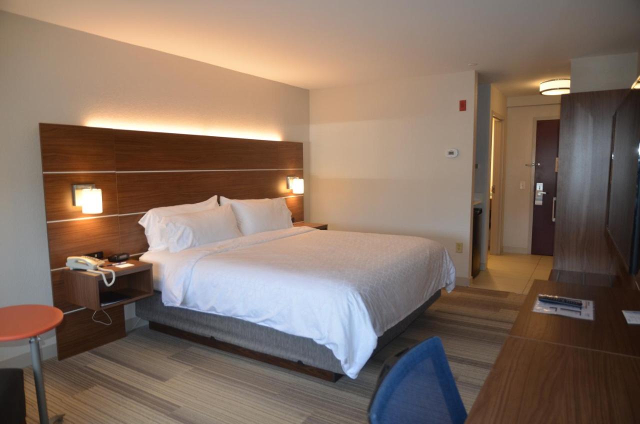 King Room at Holiday Inn Express & Suites Rochester by IHG