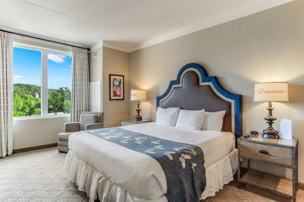Deluxe King Room at Dollywood's DreamMore Resort