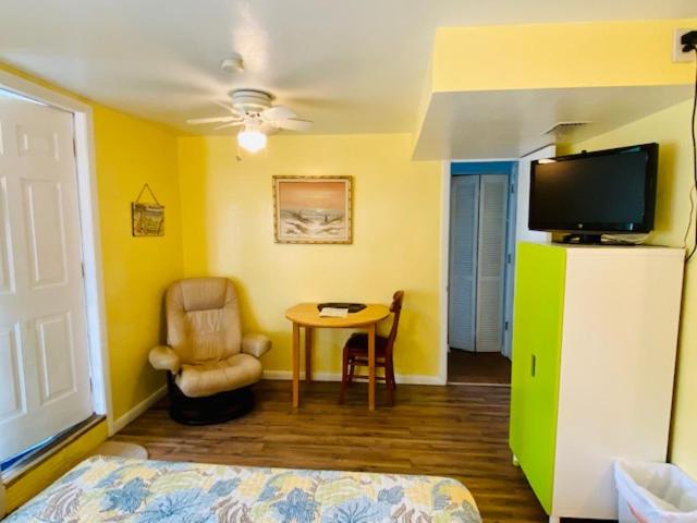Deluxe Queen Room at Sun Deck Inn and Suites