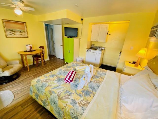 Deluxe Queen Room at Sun Deck Inn and Suites