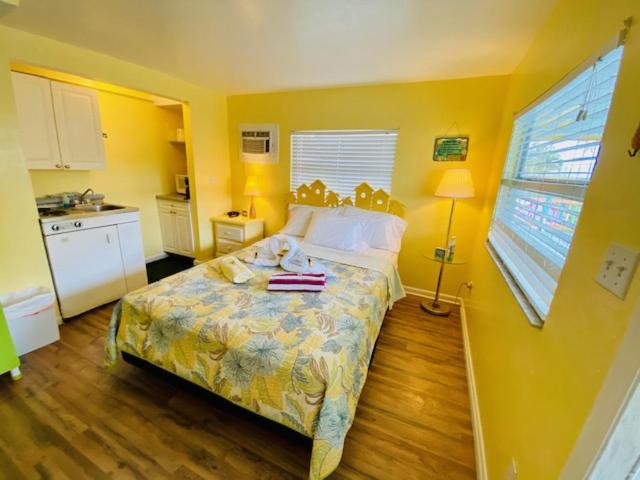 Deluxe Queen Room at Sun Deck Inn and Suites