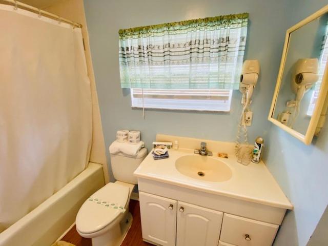 Deluxe Queen Room at Sun Deck Inn and Suites